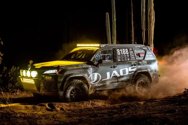 KYB JAOS Lexus LX600 termina em primeiro na Baja 1000