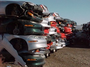 Pilhas de EV1 destruídos pela GM na Califórnia.